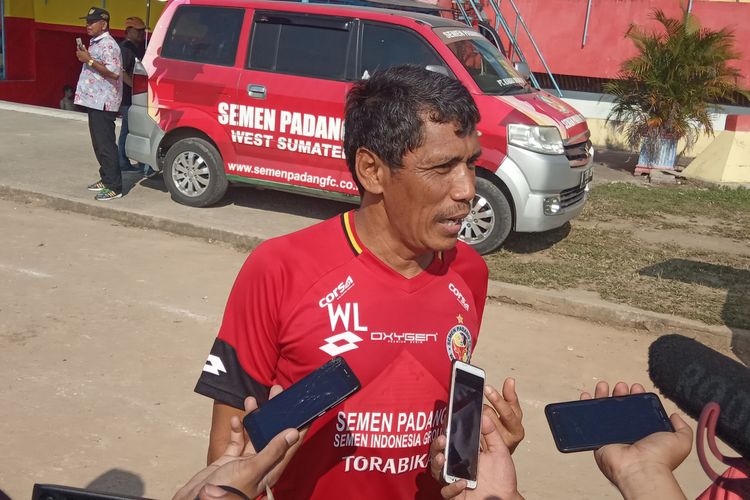 Weliansyah diwawancarai sejumlah awak media usai mengelar latihan di Stadion H.  Agus Salim Padang