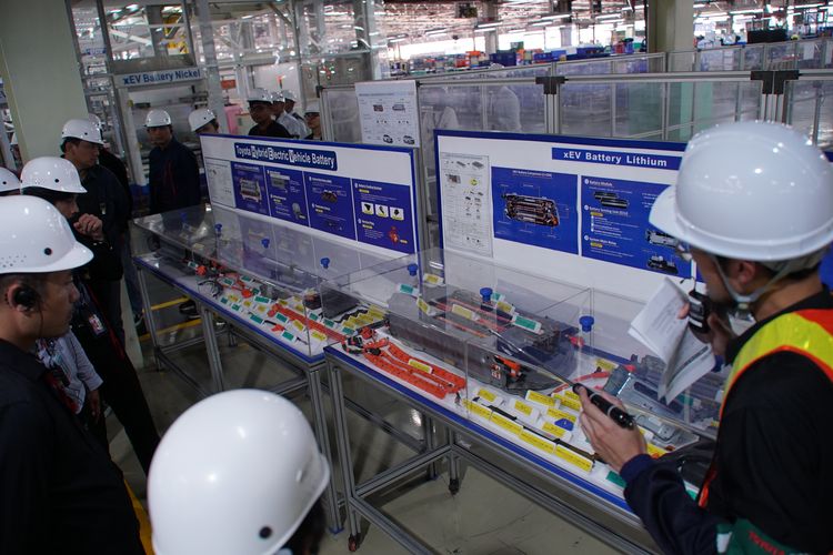 Pabrik mobil PT Toyota Motor Manufacturing Indonesia (TMMIN) di Karawang, Jawa Barat.