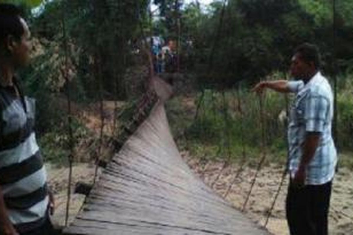 Jembatan gantung di Dukuh Pojok, Desa Jragung, Kecamatan Karangawen, Kabupaten Demak, Jawa Tengah ambrol, mengakibatkan delapan orang perempuan  yang melintas jatuh ke sungai.