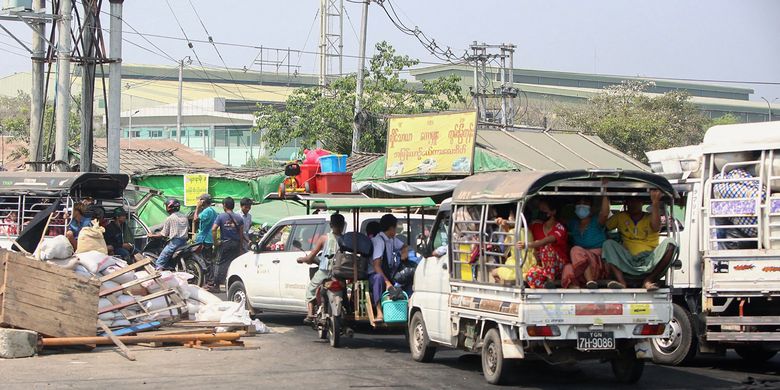 Raided by the military, residents of poor cities in Myanmar fled by pickup and truck. Page all