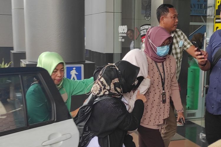 Pelaku kasus penganiayaan D (17), AG (15), saat tiba di Kantor Kejaksaan Negeri Jakarta Selatan, Selasa (21/3/2023). 