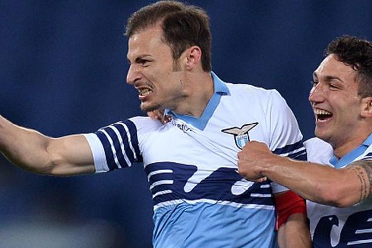 Stefan Radu dan Danilo Cataldi merayakan kemenangan Lazio atas Parma, Rabu (29/4/2015). 