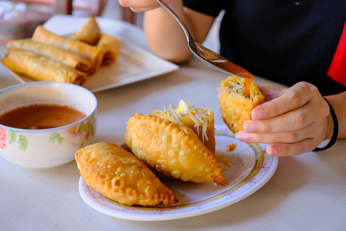 Ilustrasi jalangkote disiram saus cabai khas. Jalangkote adalah kuliner khas Makassar yang bentuknya mirip pastel. 