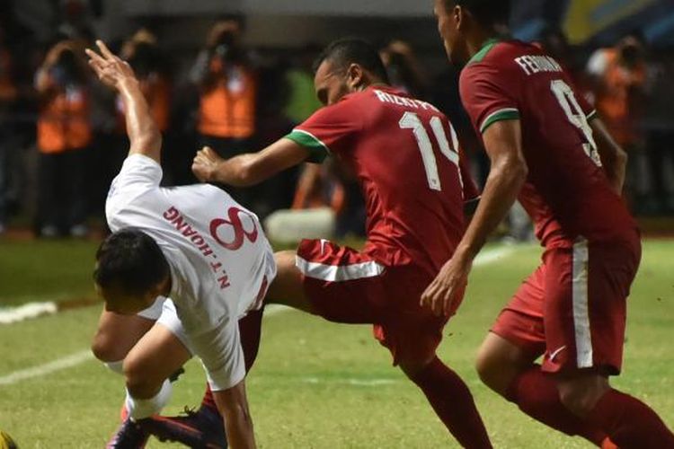 Pemain Vietnam Ngunyen Trong Hoang (kiri) dihadang dua pemain Indonesia, Rizki Rizaldi Pora (tengah) dan Ferdinad Alferd Sinaga, dalam leg pertama semifinal Piala AFF 2016, di Stadion Pakansari, Cibinong, Jawa Barat, Sabtu (3/12/2016). Indonesia menang 2-1.