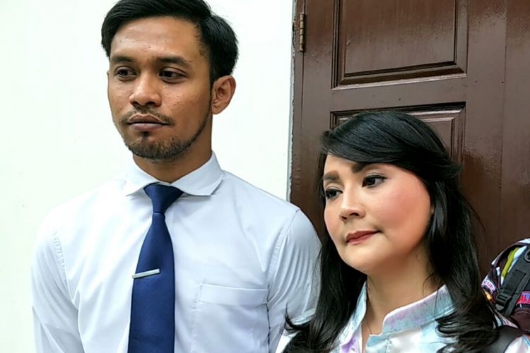 Tessa Kaunang bersama anggota tim kuasa hukumnya di Pengadilan Negeri, Jakarta Selatan, Senin (19/3/2018).
