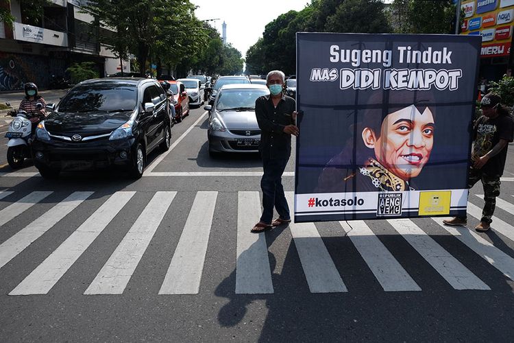 Warga mengusung poster ucapan duka cita untuk mengenang penyanyi campursari Dionisius Prasetyo atau Didi Kempot yang meninggal dunia di Solo, Jawa Tengah, Selasa (5/5/2020). Didi Kempot meninggal dunia saat menjalani perawatan di Rumah Sakit Kasih Ibu, Solo, Selasa (5/5/2020), dan rencananya akan dimakamkan di tempat kelahiran Ngawi, Jawa Timur.