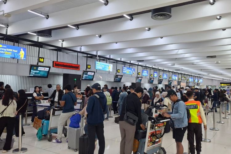 Bandara Soekarno-Hatta Kembali Beroperasi, Pembersihan Abu Vulkanik di Runway Butuh 2-3 Jam