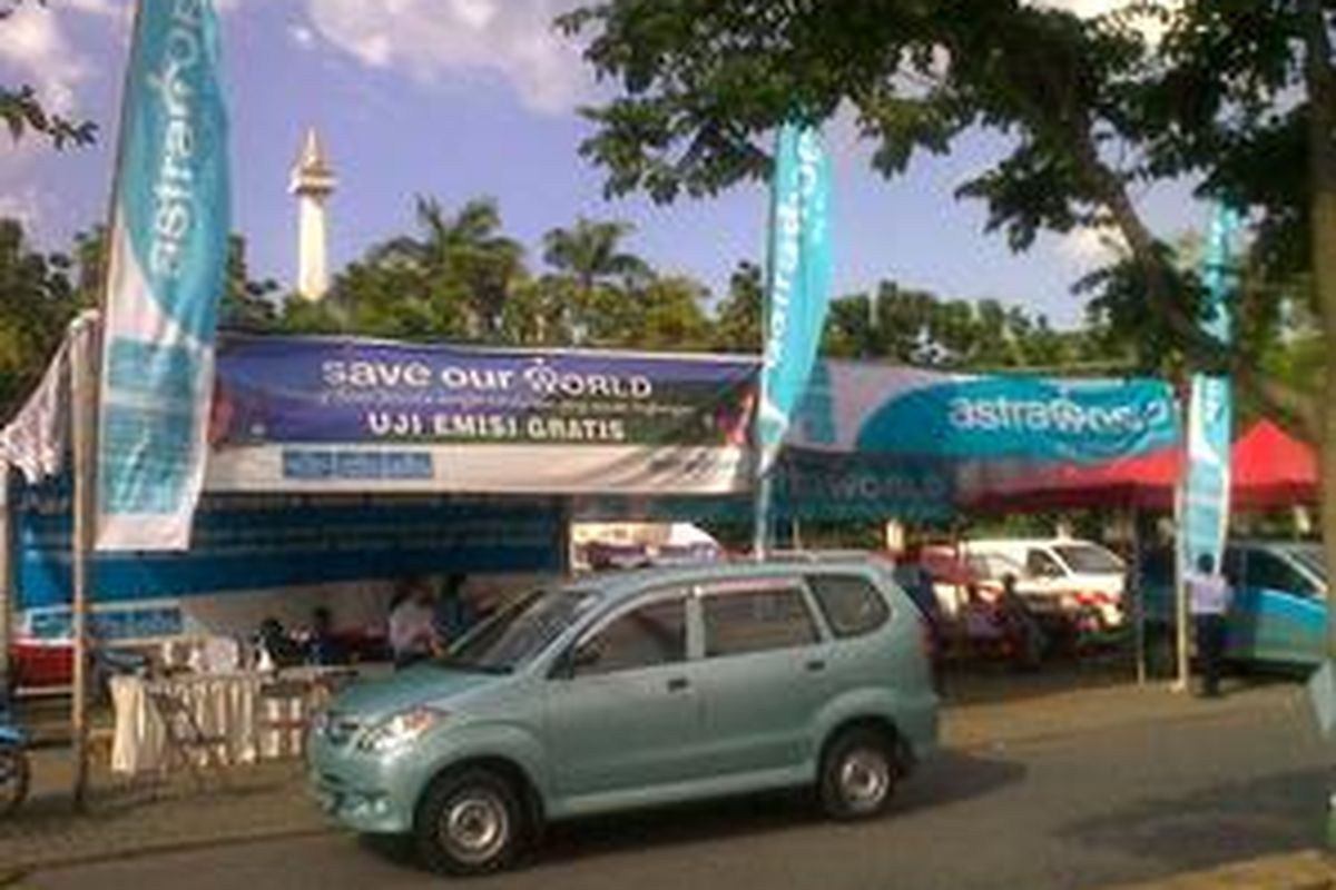Salah satu stan uji emisi gratis di lapangan parkir IRTI Monumen Nasional.