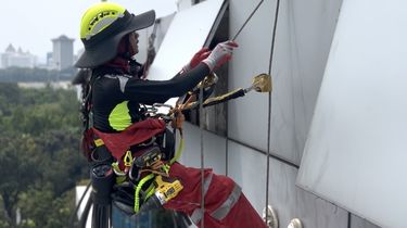 Takut Jatuh, tapi Tetap Harus Turun: Hidup Pembersih Kaca Gedung Tinggi Jakarta