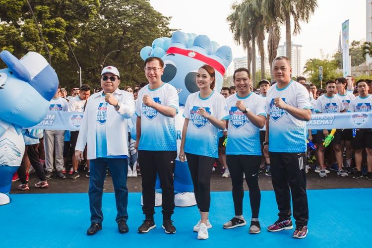 (kiri ke kanan) Le Minerale Water Run 2019 dibuka oleh Dr. Abraham Andi Padlan Patarai M.Kes selaku Ketua Umum Perhimpunan Dokter Umum Indonesia, Bpk. Riko Sistanto selaku Marketing and Sales Director Mayora Beverages, Reisa Broto Asmoro selaku Brand Ambassador Le Minerale, Bpk. Febri Hutama selaku Marketing Manager Le Minerale dan Bpk. Bayu Meghantara, Wali Kota Jakarta Pusat