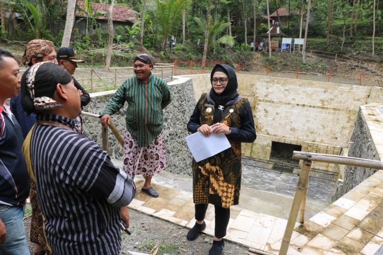 Penjabat Bupati Kulon Progo Ni Made Dwipanti Indrayanti meninjau lokasi tambang mangan Kliripan. 