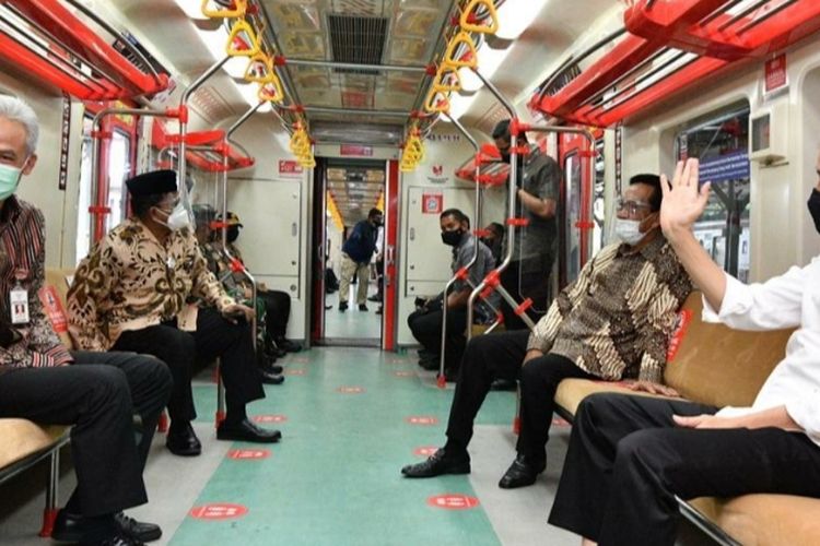 President Joko Widodo (right) is in the Yogyakarta-Solo Electric Train Service (KRL). Accompanying him were Governor of Yogyakarta Sri Sultan Hamengkubuwono X, the Governor of Central Java Ganjar Pranowo, and other high-ranking officials on Monday, March 1. 