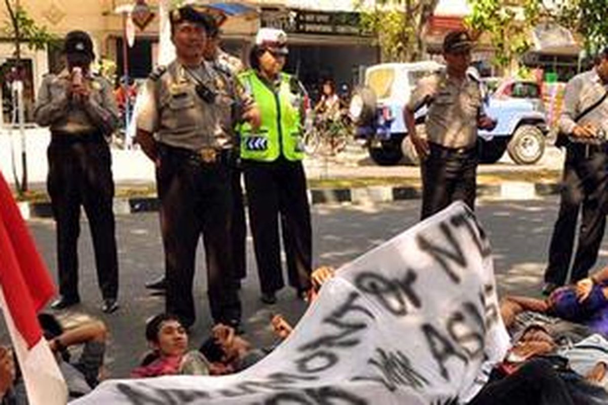 Sejumlah aktivis Front Mahasiswa Sumbawa menggelar aksi tidur di depan kantor PT Newmont Nusa Tenggara, menolak keberadaan persuahan tambang tersebut