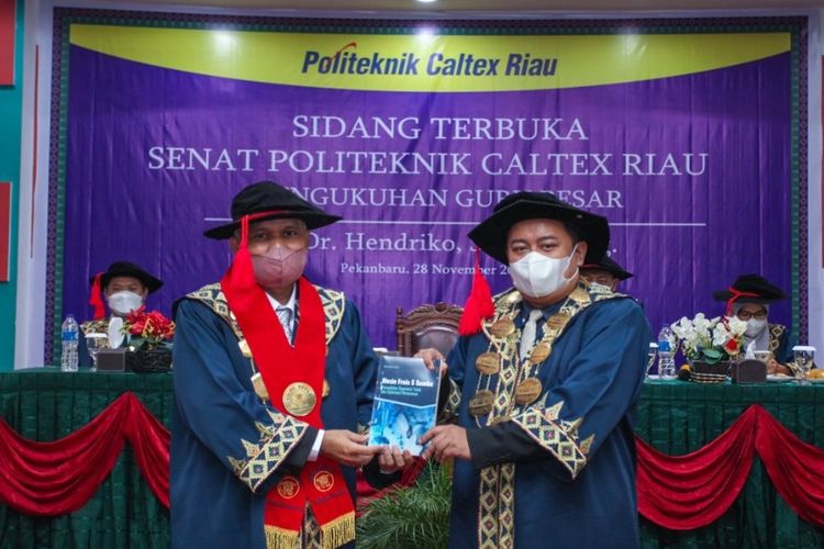 Prof. Dr. Hendriko, S.T., M.Eng., (kiri) menjadi guru besar pertama di Politeknik Caltex Riau (PCR).