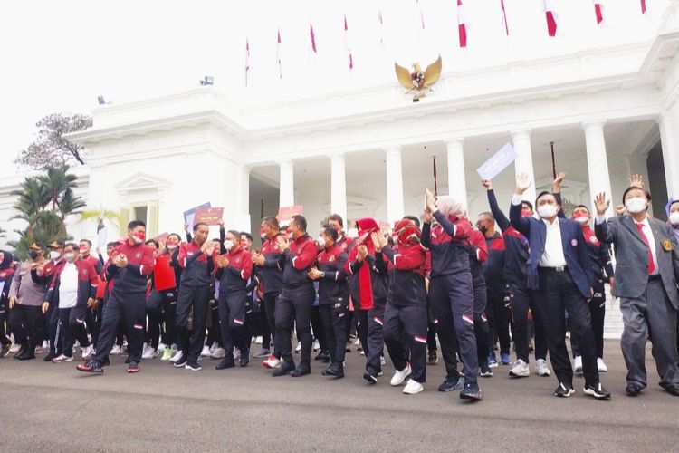 Presiden Joko Widodo bersama para atlet tim Indonesia untuk SEA Games Vietnam 2021 usai penyerahan bonus dan apresiasi di halaman Istana Negara, Senin (13/6/2022).