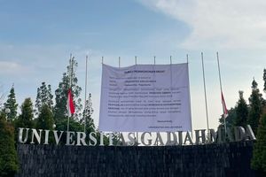 Penjelasan UGM soal Spanduk 'Permohonan Maaf' di Gerbang Kampus
