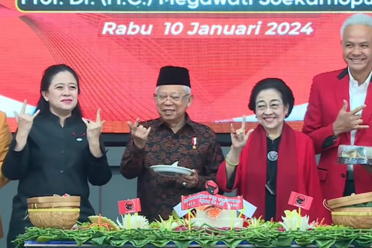 Tangkapan layar Wapres Maruf Amin ikut pose salam Metal usai menerima potongan tumpeng pertama, HUT ke-51 PDI-P di Sekolah Partai, Lenteng Agung, Jakarta, Rabu (10/1/2024).