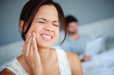 5 Cara Ampuh Atasi Sakit Gigi Mengganggu di Malam Hari