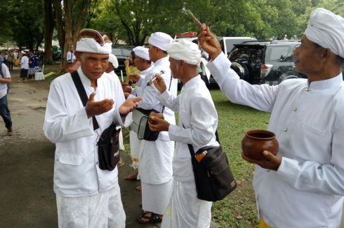 Umat Hindu Ikuti Tawur Agung Kesanga di Pelataran Candi Prambanan