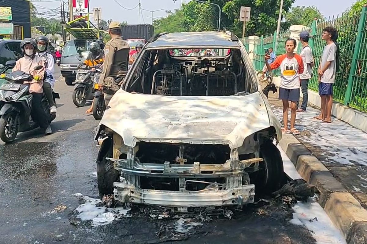 Sebuah mobil mengalami korsleting saat sedang melintas di Jalan Raya Bogor wilayah Ciracas, Jakarta Timur, Jumat (2/6/2023) siang.