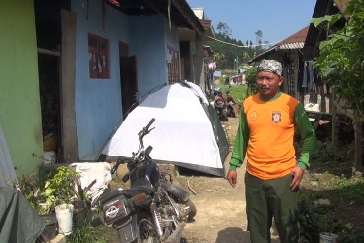 Setelah dilanda gempa bumi (Selasa (28/9/2021) warga Kecamatan Sirampog Brebes, Jawa Tengah mendirikan tenda darurat di depan rumahnya menyusul kekhawatiran terjadinya gempa susulan, Rabu (29/9/2021). (Istimewa)
