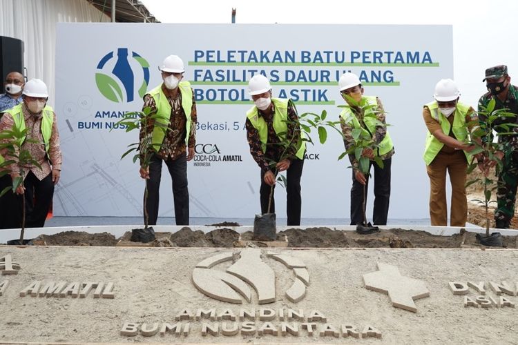 Peletakan batu pertama pembangunan fasilitas daur ulang botol Polyethylene Terephthalate (PET) seluas 20.000 meter persegi di Bekasi, Jawa Barat, Senin (5/4/2021), oleh  Coca-Cola Amatil Indonesia dan Dynapack Asia.
