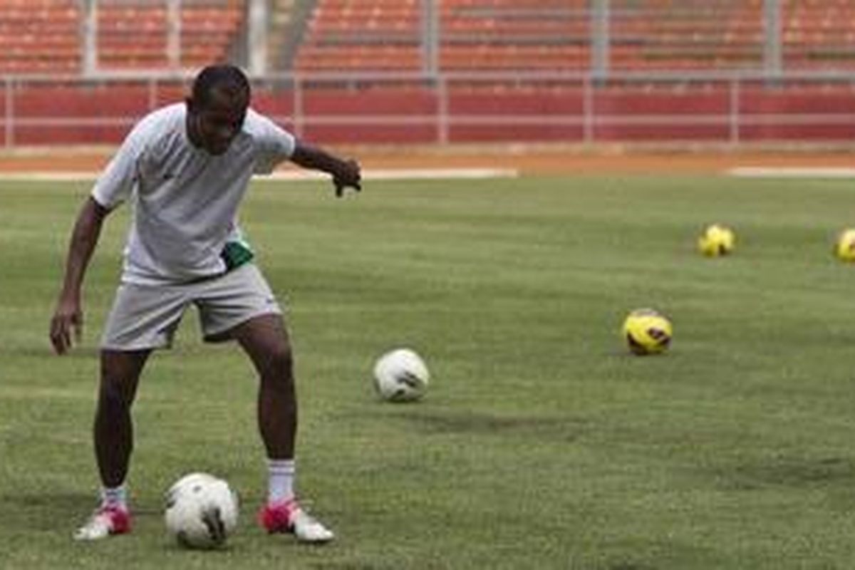 Elie Aiboy, pesepakbola tim nasional Indonesia mengikuti latihan tahap ketiga persiapan Piala AFF 2012 di Stadion Utama Gelora Bung Karno, Jakarta Selatan, Kamis (11/10/2012). Sebanyak 23 pemain hadir dalam latihan tahap ketiga untuk Piala AFF 2012, pelatih timnas, Nil Maizar (tak ada dalam gambar), masih menunggu sebelas pemain lainnya, dengan delapan di antaranya merupakan pesepak bola Indonesia Super League (ISL) dan dua pemain naturalisasi asal Belanda. 