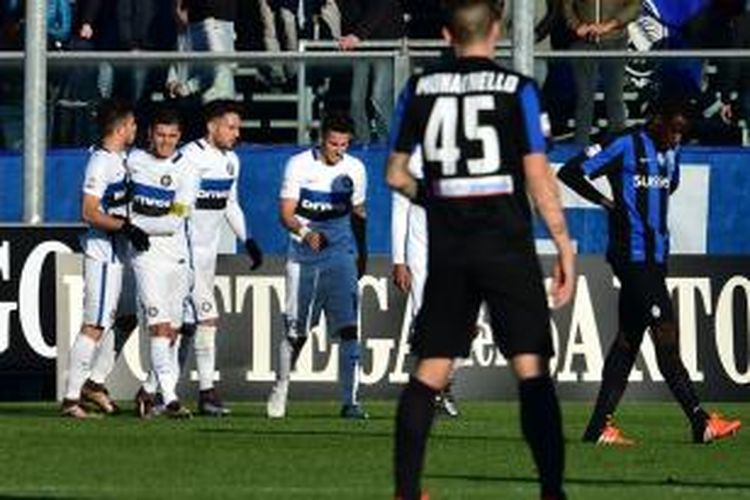 Para pemain Inter Milan merayakan gol ke gawang Atalanta pada lanjutan Serie A di Stadion Atleti Azzurri d'Italia, Sabtu (16/1/2016). Gol tercipta berkat kesalahan pemain belakang Atalanta, Rafael Toloi.