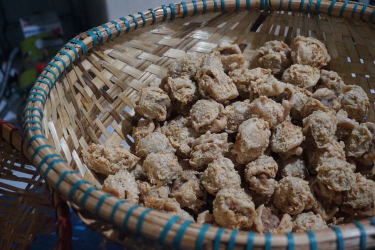 Tahu walik yang masih panas ditiriskan setelah digoreng di warung biru Banyuwangi, Jawa Timur, Kamis (8/2/2018).