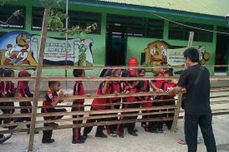Puluhan pelajar Madrasah Ibtidaiyah (MI) di Kabupaten Bone, Sulawesi Selatan terlantar setelah sekolah mereka dipagari terkait sengketa tanah. Rabu, (26/02/2014).