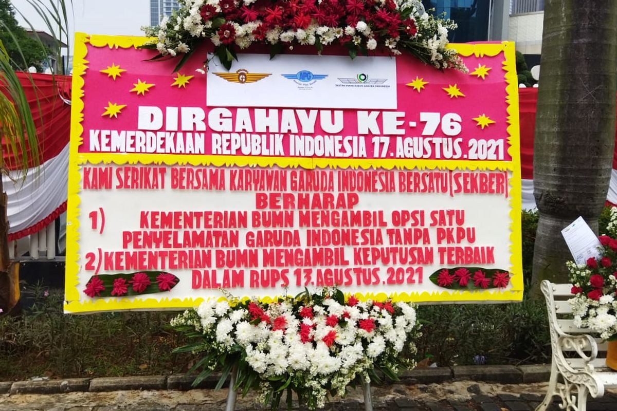 Karangan bunga Serikat Bersama Karyawan Garuda Indonesia yang bertuliskan permohonan agar pemerintah tidak mengambil opsi Penundaan Kewajiban Pembayaran Utang (PKPU) untuk menyelamatkan Garuda Indonesia yang tengah terlilit utang. 