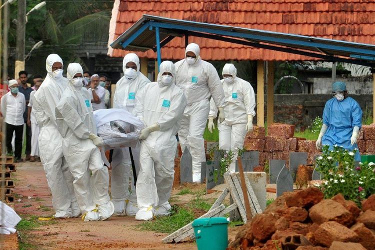 Petugas membawa jenazah korban yang meninggal akibat terinfeksi virus Nipah di Kozhikode, Kerala, India, Mei 2018 lalu. 