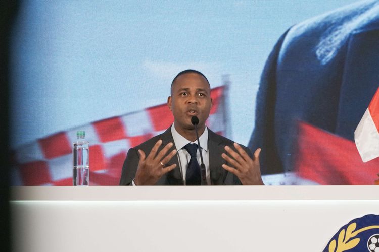 Pelatih baru Timnas Indonesia Patrick Kluivert memberikan keterangan dalam jumpa pers di Hotel Mulia, Senayan, Jakarta Pusat, Minggu (12/1/2025).