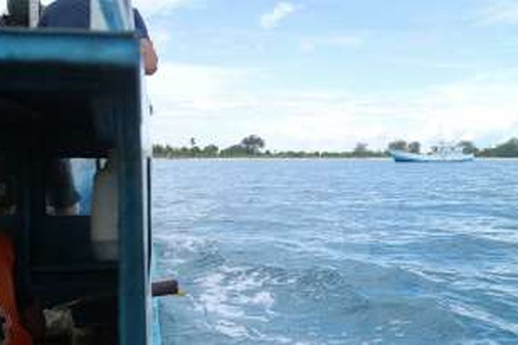 Kapal kayu menyeberangi laut dari dekat Pelabuhan Saumlaki ke Pulau Matakus, Kecamatan Tanimbar Selatan, Kabupaten Maluku Tenggara Barat, Sabtu (10/12/2016). Pulau Matakus sendiri berjarak sekitar satu jam dari Pelabuhan Saumlaki menggunakan perahu. 