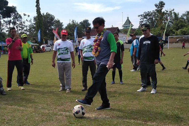 
Sekitar 1500 orang termasuk di antaranya Bupati Pringsewu H. Sujadi, Ketua DPRD Kab Pringsewu H. Elyasa, seluruh kepala UPD, Ketua KONI Kabupaten Pringsewu Drs M. Alikan MM, serta Deputi Pembudayaan Olahraga Kemenpora Dr. Raden Isnanta M, Pd, larut dalam semangat anan enerjik menggerakkan raganya berbalut kedalam salahsatu program andalan Kemenpora bertajuk Ayo Olahraga.
