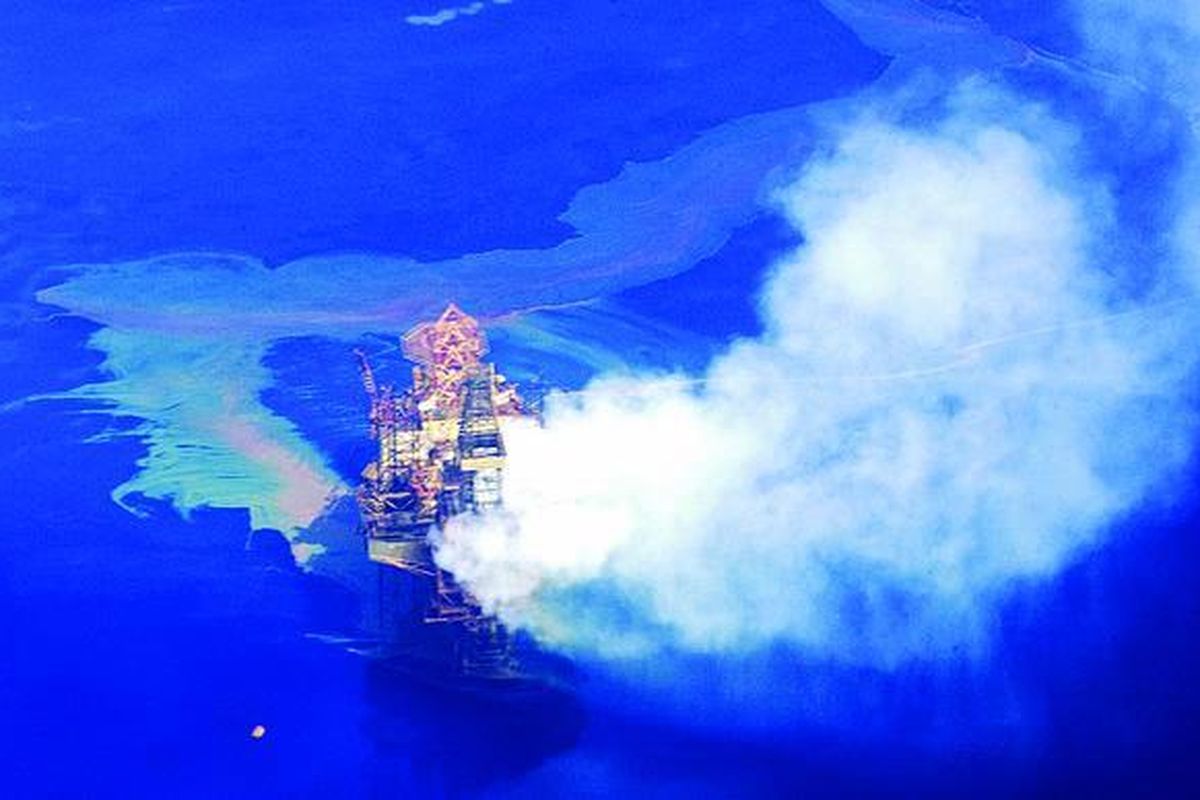 Gambar dari   World Wildlife Fund (WWF) yang diambil pada 28  September  2009 ini menunjukkan kebocoran minyak dari pengeboran minyak  Montara di Laut Timor. Menurut seorang  pejabat Australia, pada November 2009 pemantauan pembersihan minyak di perairan itu diperkirakan akan berlangsung tujuh tahun. Tak kurang dari 28.000 barrel minyak mencemari Laut Timor di pesisir utara  Australia  bagian barat selama 10 minggu sejak pengeboran minyak itu bocor. Hal itu menimbulkan kekhawatiran   bencana lingkungan.