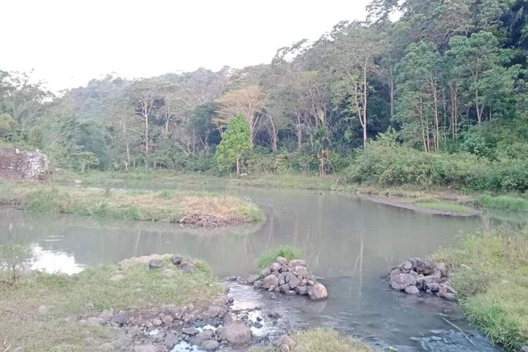 Danau 19, Desa Goreng Meni Utara, Kecamatan Lambaleda, Kabupaten Manggarai Timur, NTT menjadi salah satu destinasi wisata danau sambil memancing ikan oleh pengunjung, Jumat, (2/6/2023). 