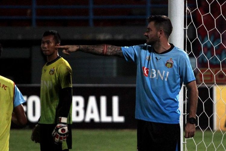 Pelatih Bhayangkara FC, Simon McMenemy.