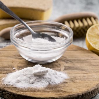 Ilustrasi baking soda atau soda kue. Selain sebagai bahan pembersih serbaguna, baking soda juga ampuh menghilangkan bau tidak sedap. 