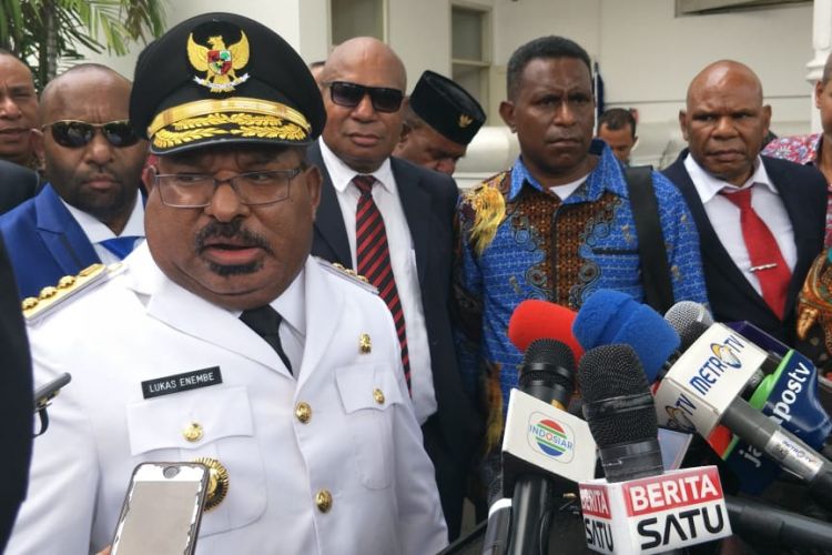 Gubernur Papua Lukas Enembe usai dilantik Presiden Joko Widodo di Istana Negara, Jakarta, Rabu (5/9/2018). 