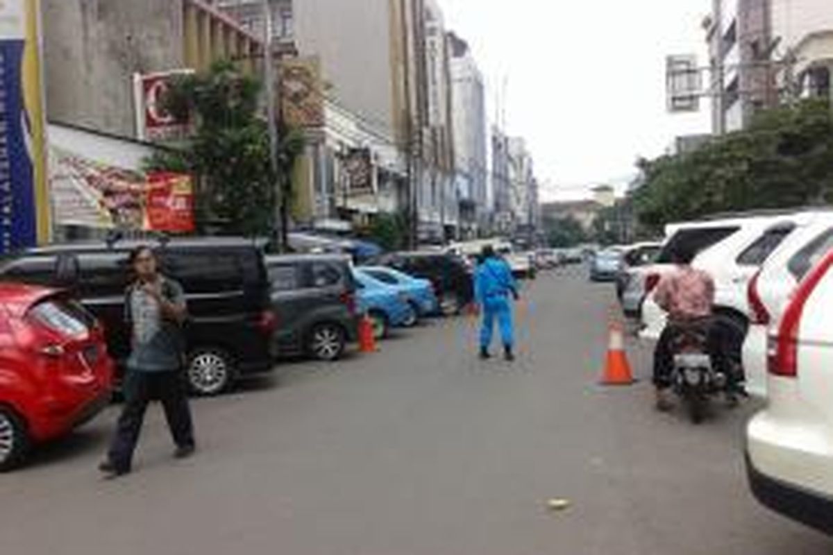 Suasana Jalan Falatehan yang digunakan sebagai lahan parkir oleh para pekerja kantoran di wilayah Blok M, Jakarta Selatan, Jumat, (30/1/2015).