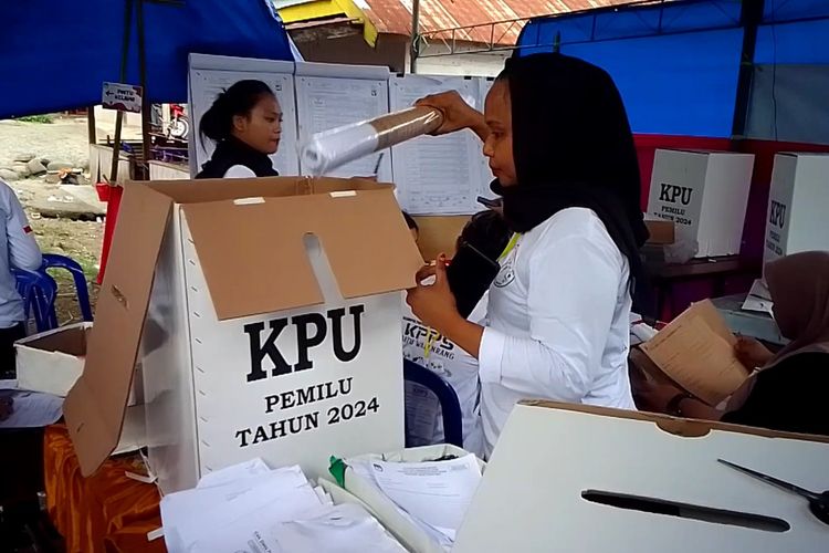 KPPS TPS 05 Kelurahan Batu Walenrang, Kecamatan Telluwanua, Kota Palopo, mengeluhkan aplikasi Sirekap yang sulit diakses, Kamis (15/2/2024)