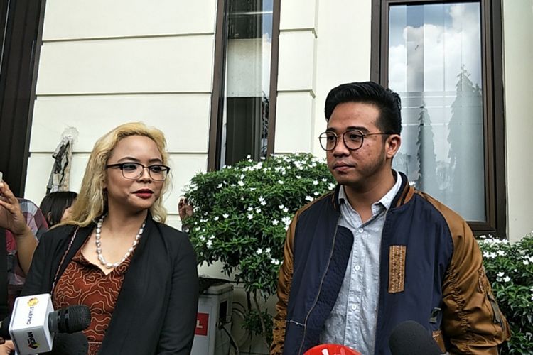 Roby Geisha didampingi kuasa hukumnya usai mendengarkan hasil mediasi perceraiannya dengan Cinta Ratu di Pengadilan Agama Jakarta Selatan, Senin (2/4/2048).