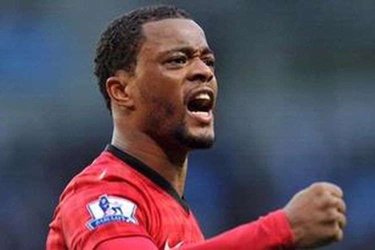 Bek Manchester United dari Perancis, Patrice Evra, melakukan selebrasi gol yang dicetak rekan setimnya, Robin van Persie, dalam laga melawan Manchester City di Stadion Etihad, Minggu (9/12/2012). MU akhirnya menang 3-2. 