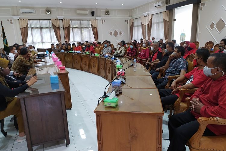 Perwakilan PKL Pasar Ajibarang beraudiensi dengan Komisi III dan Dinperindag Banyumas di gedung DPRD Banyumas, Jawa Tengah, Senin (14/3/2022).