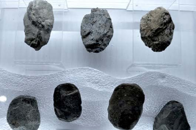 Peralatan batu dari zaman prasejarah yang ditemukan di Sumatera.