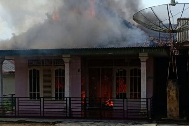 Rumah milik warga di Desa Air Mesu, Bangka Tengah, terbakar, Rabu (29/5/2019).
