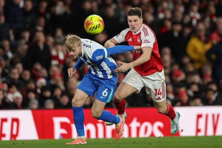 Duel antara striker Arsenal Viktor Gyokeres dengan bek Brighton Jean Paul van Hecke pada laga Liga Inggris antara Arsenal dan Brighton and Hove Albion di Stadion Emirates di London pada 27 Desember 2025.