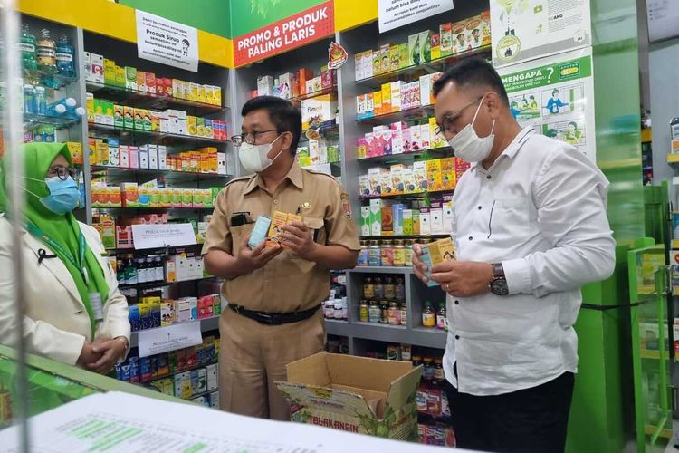 Dinas Kesehatan Kota (DKK) Semarang dan Polrestabes Semarang meninjau peredaran obat-obatan sirup yang dilarang oleh BPOM di sejumlah apotek di Semarang, Senin (24/10/2022).