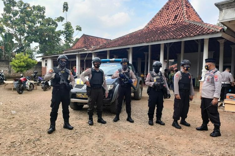 Anggota Polres Pamekasan menjaga balai Desa Panaguan, Kecamatan Proppo, Kabupaten Pamekasan yang juga sekretariat Panitia Pemilihan Kepala Desa (P2KD) Panaguan usai dirusak oleh ratusan warga.